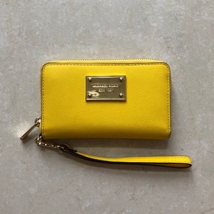 ❤️SOLD!❤️Michael Kors Wristlet